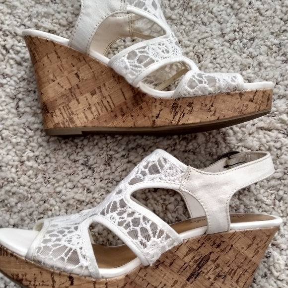 American Eagle Shoes - Cute Off White Lace Platform Sandals
